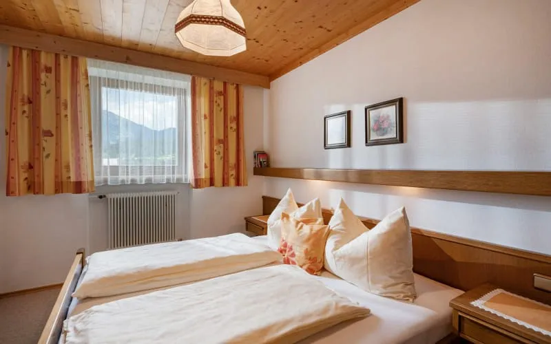 ferienwohnungen_haus_schwaiger_lindauweg_28_fieberbrunn_appartement_3_schlafzimmer.jpg