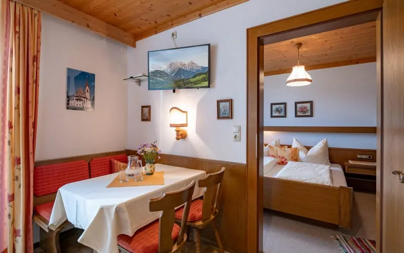 ferienwohnungen_haus_schwaiger_lindauweg_28_fieberbrunn_appartement_3_wohnkueche_1.jpg