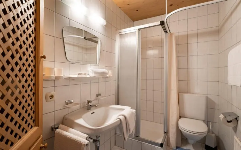 ferienwohnungen_haus_schwaiger_lindauweg_28_fieberbrunn_appartement_1_badezimmer.jpg