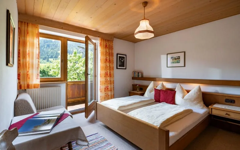 ferienwohnungen_haus_schwaiger_lindauweg_28_fieberbrunn_appartement_1_schlafzimmer.jpg