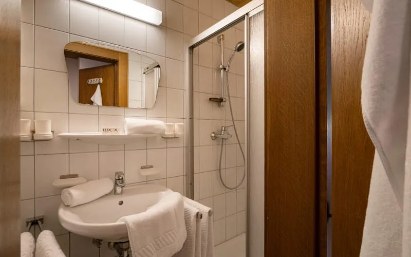ferienwohnungen_haus_schwaiger_lindauweg_28_fieberbrunn_appartement_2_badezimmer.jpg