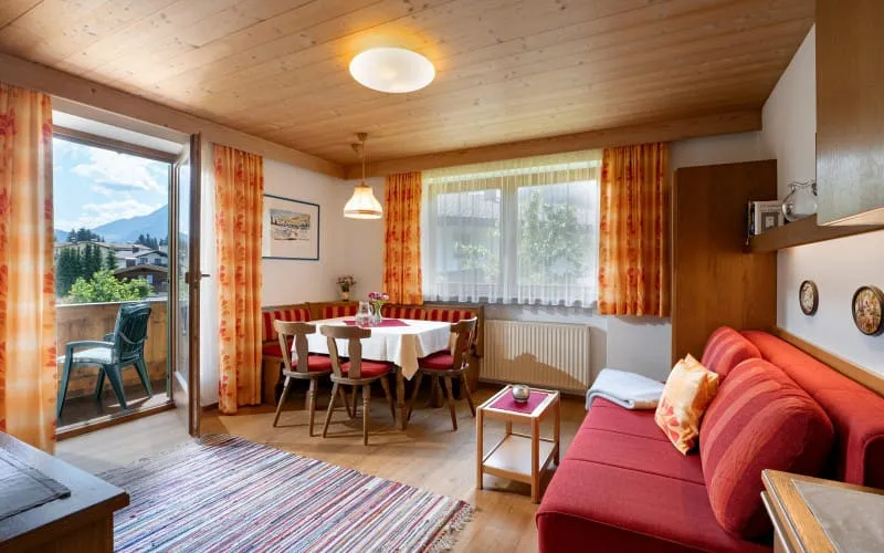 ferienwohnungen_haus_schwaiger_lindauweg_28_fieberbrunn_appartement_2_wohnzimmer.jpg